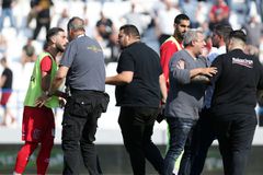 Ηλιούπολη: «Πώς τολμήσατε να ακουμπήσετε δικό μας άνθρωπο, είναι δυνατόν να βιαιοπραγείτε ενάντια μελών της ομάδας;»