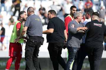 Ηλιούπολη: «Πώς τολμήσατε να ακουμπήσετε δικό μας άνθρωπο, είναι δυνατόν να βιαιοπραγείτε ενάντια μελών της ομάδας;»