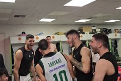 Η αποθέωση του Σλούκα στα αποδυτήρια: «M@@@ μόνος του το πήρε!» (vid)