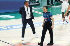 Έξαλλος Αταμάν: Κυνήγησε τον Πιτσίλκα μέχρι το κέντρο του γηπέδου για το φάουλ του Σλούκα - Δέχθηκε τεχνική ποινή (vid)