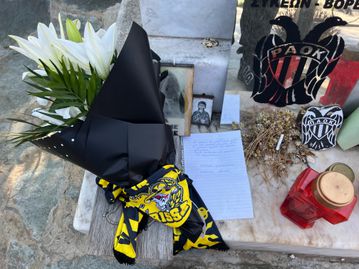 Οπαδοί της ΑΕΚ βρέθηκαν στα Τέμπη - Oι τρεις συγκλονιστικές συμβολικές κινήσεις