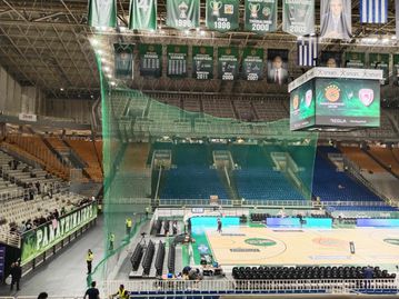 Με... ενδυμασία ντέρμπι το ΟΑΚΑ - Μπήκε το δίχτυ γύρω από τον πάγκο του Ολυμπιακού!