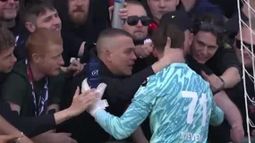 Αυτό είναι το ποδόσφαιρο: Έκανε ντεμπούτο μετά τον θάνατο του πατέρα του, έπιασε πέναλτι και τον αγκάλιασαν οι αντίπαλοι οπαδοί! (vid)