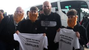 Είναι «τρελός» ο Ιταλός και... οι οπαδοί του: Ντύθηκαν Καντσελιέρι και τον συνάντησαν στο αεροδρόμιο (pics)