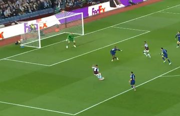 Με τη βοήθεια της τύχης η Άστον Βίλα μείωσε σε 2-1