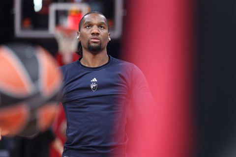 Ιζούντου: «Ίσως επηρεάσω κι άλλους να μείνουν στον Ερυθρό Αστέρα»