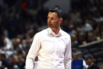 «Φωνές» Μίλιτσιτς για τη διαιτησία: «Αδικαιολόγητες αποφάσεις με βάση τους κανονισμούς στο μπασκετ»