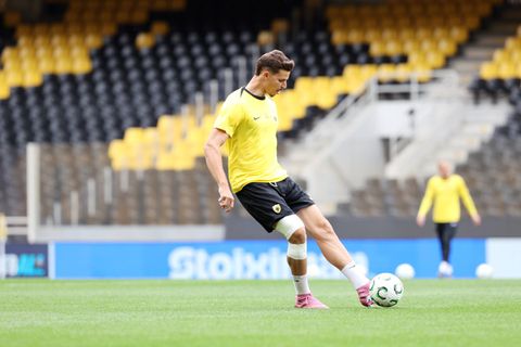 Με δεμένο γόνατο ο Ρέλβας στην τελευταία προπόνηση της ΑΕΚ ενόψει της ρεβάνς με τη Ράγιο (vid)