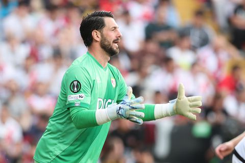 Με επίδεσμο στο πόδι ο Μπατάγια στην Αθήνα για τη ρεβάνς με την ΑΕΚ