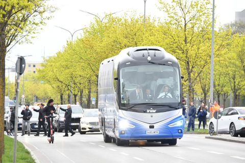 Οι οπαδοί της Μπάγερν πετούσαν πυροτεχνήματα τα ξημερώματα έξω από το ξενοδοχείο της Ρεάλ Μαδρίτης (vid)