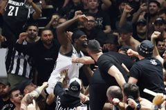 Ο Μπέβερλι σκαρφάλωσε στην εξέδρα και έγινε «ένα» με τους φίλους του ΠΑΟΚ (pics)