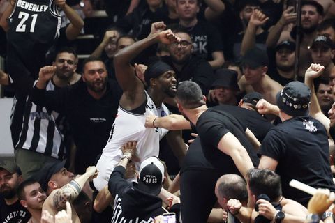 Ο Μπέβερλι σκαρφάλωσε στην εξέδρα και έγινε «ένα» με τους φίλους του ΠΑΟΚ (pics)