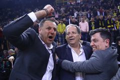 Στις αγκαλιές των συνεργατών του και των παικτών ο Μάκης Αγγελόπουλος μετά την πρόκριση της ΑΕΚ