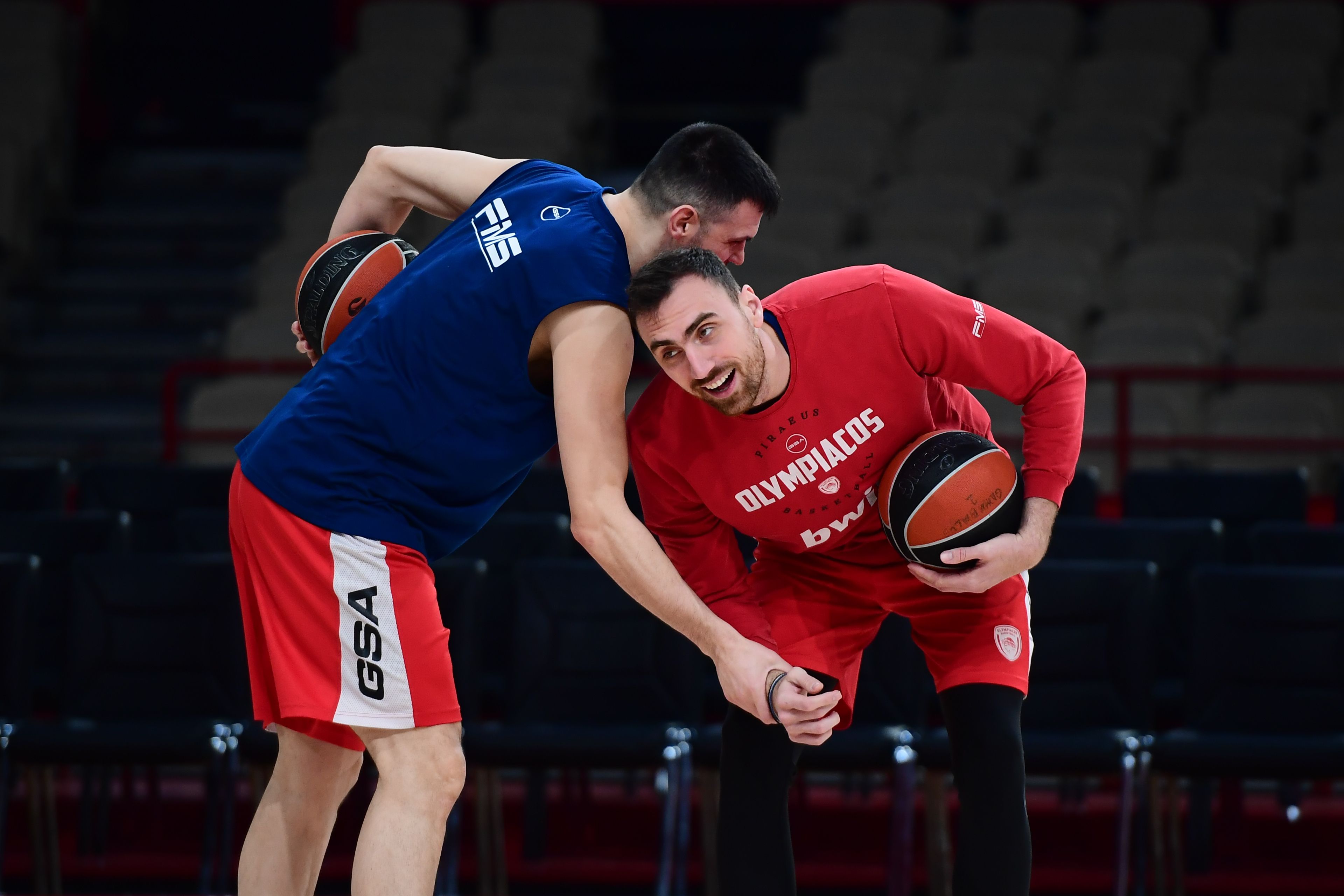 Tα πειράγματα Μιλουτίνοφ και Παπανικολάου στην προπόνηση πριν την Αρμάνι - Το βίντεο του Sportal