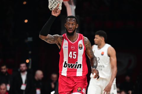 Χολ: «Παίζουμε λες και είμαστε "ένα" και απολαμβάνουμε το παιχνίδι ο ένας του άλλου»