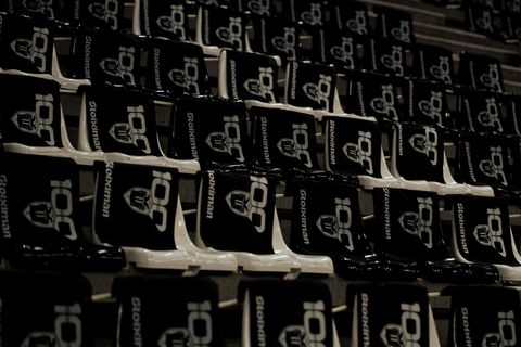 To PAOK SPORTS ARENA γέμισε σημαίες με το επετειακό σήμα, θα υπάρχουν και φωτορυθμικά  (pics/vid)