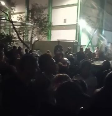 Αποθέωση για τις παίκτριες του Παναθηναϊκού έξω από το κλειστό του Βύρωνα (vid)