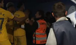 Πλάνα απ’ τη φυσούνα κατά την εισβολή των οπαδών της Εσπανιόλ στον αγωνιστικό χώρο (vid)