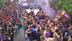 Τρέλα για Τσάβι και παίκτες στην παρέλαση της πρωταθλήτριας Μπαρτσελόνα - Ο κόσμος φώναζε το όνομα του Μέσι! (vids)