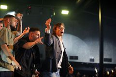 «Όλοι μου λένε ΑΕΚ να απεξαρτηθώ»: Ο Αλμέιδα... τίναξε το μαγαζί στον αέρα τραγουδώντας σύνθημα (vid)