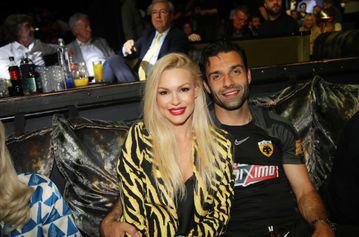 Η εντυπωσιακή Βίκυ Κάβουρα πήρε όλα τα φλας πάνω της στο γλέντι της ΑΕΚ (vid,gallery)