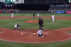 Ανατριχιαστικός τραυματισμός του Καρέρα σε αγώνα μπέιζμπολ: Του γύρισε αφύσικα ο αστράγαλος (vid)