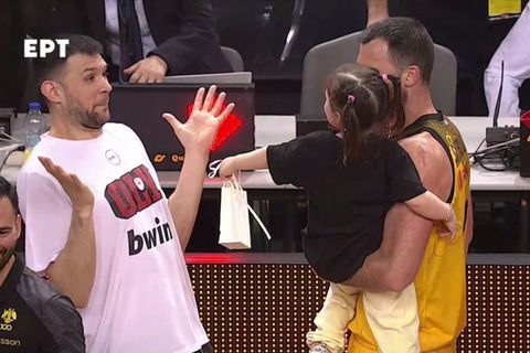 Θαυμάσια σκηνή στο ΑΕΚ - Ολυμπιακός: Η κόρη του Σκορδίλη έκανε δώρο στον Παπανικολάου! (vid)