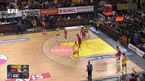 Ο Λαρεντζάκης άνοιξε διάλογο με τον κόσμο της ΑΕΚ, έδειξε το σήμα του Ολυμπιακού και τα λάβαρα της Ένωσης