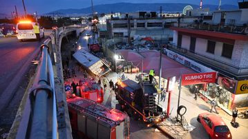 Τρομαχτικό τροχαίο τώρα στη Λεωφόρο Θηβών: Έπεσε φορτηγό από γέφυρα (vid)