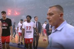 Το φιλί του Μπαρτζώκα κατά τη στιγμή της αποχώρησης (vid)