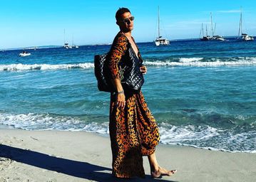 O Χοακίν εμφανίστηκε σε παραλία με λεοπάρ παρεό και τσάντα - Ο λόγος που το έκανε