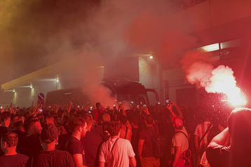 Πανζουρλισμός για τους πρωταθλητές - Χιλιάδες κόσμου στο ΣΕΦ υποδέχτηκαν τον Ολυμπιακό! (gallery & vids)