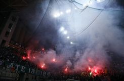 Εκκένωση του γηπέδου αποφάσισαν οι διαιτητές - Αποχωρούν οι φίλαθλοι