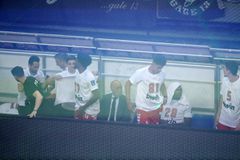 Διακοπή στο ντέρμπι του ΟΑΚΑ - Πέφτουν καπνογόνα στο παρκέ, απόφαση για εκκένωση του γηπέδου (vid)