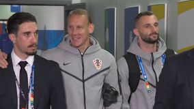 Η αγκαλιά του άσου της ΑΕΚ Ντομαγκόι Βίντα με τον πρώην ερυθρόλευκο Σίμε Βρσάλικο