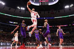 Κινητικότητα στο Λ.Α. με τους Λέικερς να εστιάζουν στον Ζακ ΛαΒίν (vid)