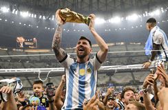 Σε δημοπρασία έξι φανέλες του Μέσι από το Μουντιάλ του Κατάρ, ο «Pulga» εκθρονίζει Τζόρνταν και Μαραντόνα!