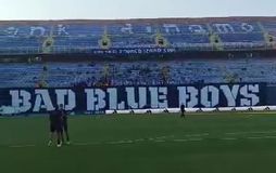 Το Sportal μπήκε στον αγωνιστικό χώρο του Μαξιμίρ - Η εξέδρα των Bad Blue Boys (vid)