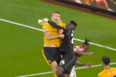 Τιμωρία για τους διαιτητές του Μάντσεστερ Γιουνάιτεντ - Γουλβς για τον μη καταλογισμό πέναλτι