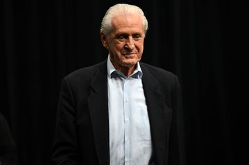 Οι Λέικερς τιμούν με άγαλμα τον Πατ Ράιλι - Πότε γίνονται τα αποκαλυπτήρια