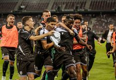 Οι έξαλλοι πανηγυρισμοί στον πάγκο του ΠΑΟΚ και το δώρο του Παβλένκα σε οπαδό (vid)