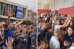 Πανικός στο Τσάτσακ για τον Αλέκσα Αβράμοβιτς! Η πόλη του Ομπράντοβιτς υποδέχτηκε το δεύτερο σταρ της (vid)