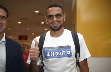 Στην Αθήνα για την ΑΕΚ ο Κάλενς (vids)