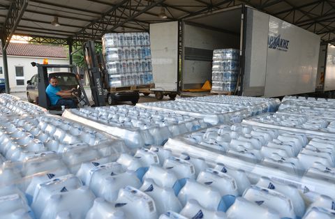 Στο πλευρό των πλημμυροπαθών η ΕΠΟ: Έστειλε δύο φορτηγά με εμφιαλωμένα νερά στη Λάρισα και στα Φάρσαλα