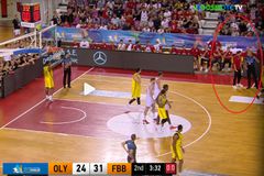 Έξαλλος ο Μπαρτζώκας: Έφτασε μέχρι τον διαιτητή και πήρε τεχνική ποινή (vid)