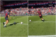 Ιδού ο Τσιτσιπάς: Ο Έλληνας τενίστας βρέθηκε στον αγωνιστικό χώρο του Τζένοα - Ρόμα και εκτέλεσε πέναλτι - Η αντίδραση του κοινού (vid)