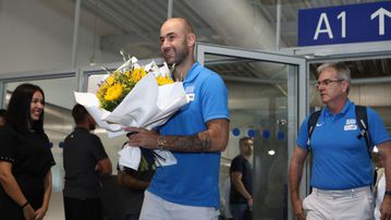 Έφτασε στην Αθήνα η «χάλκινη» Εθνική (vid, pic)