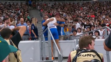 Ο Καραλής στην αγκαλιά των δικών του ανθρώπων (vid)