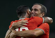 H απονομή του τροπαίου στους Legends της Πορτογαλίας