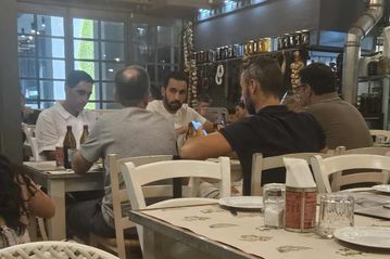 Για δείπνο στη Γλυφάδα ο Ρουί Βιτόρια με τους συνεργάτες του